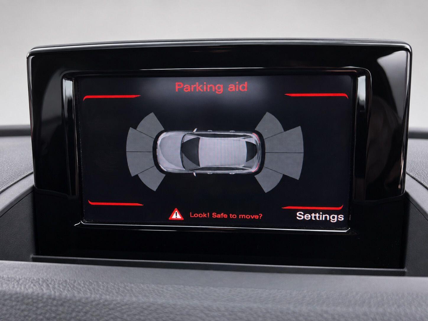 Audi Q3 view 21