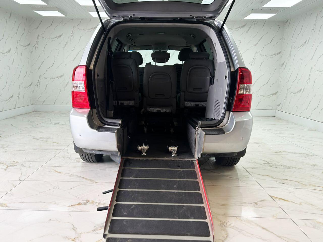 Kia Sedona view 21