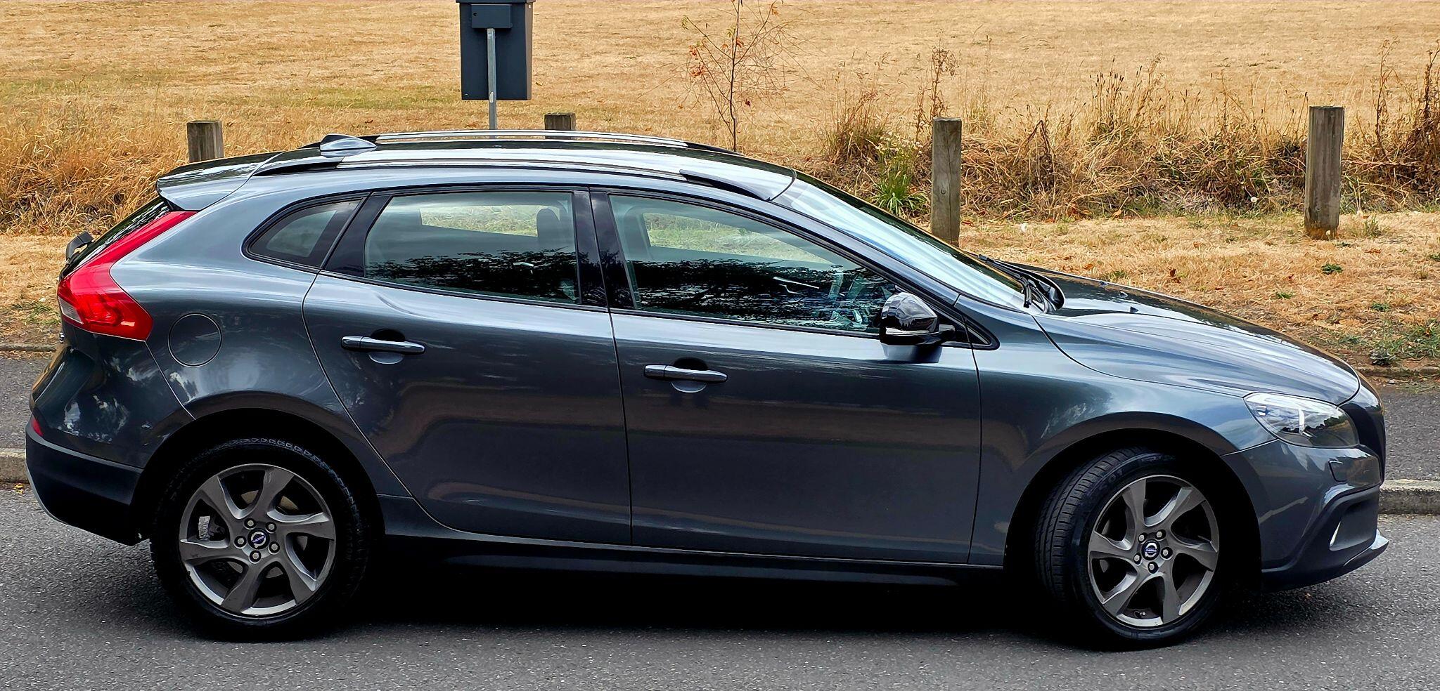 Volvo V40 Cross Country view 10