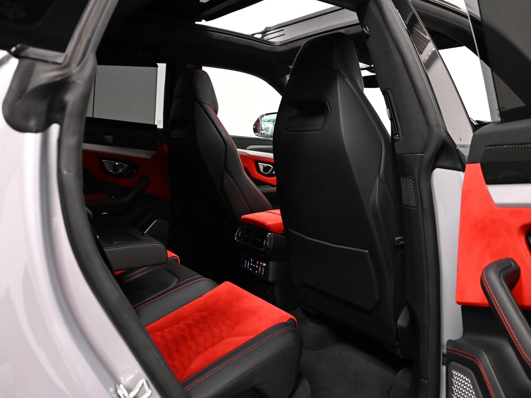 Lamborghini Urus view 45