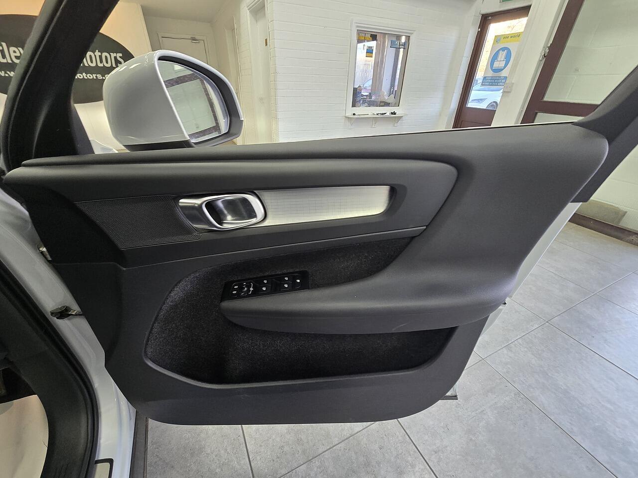 Volvo XC40 view 13