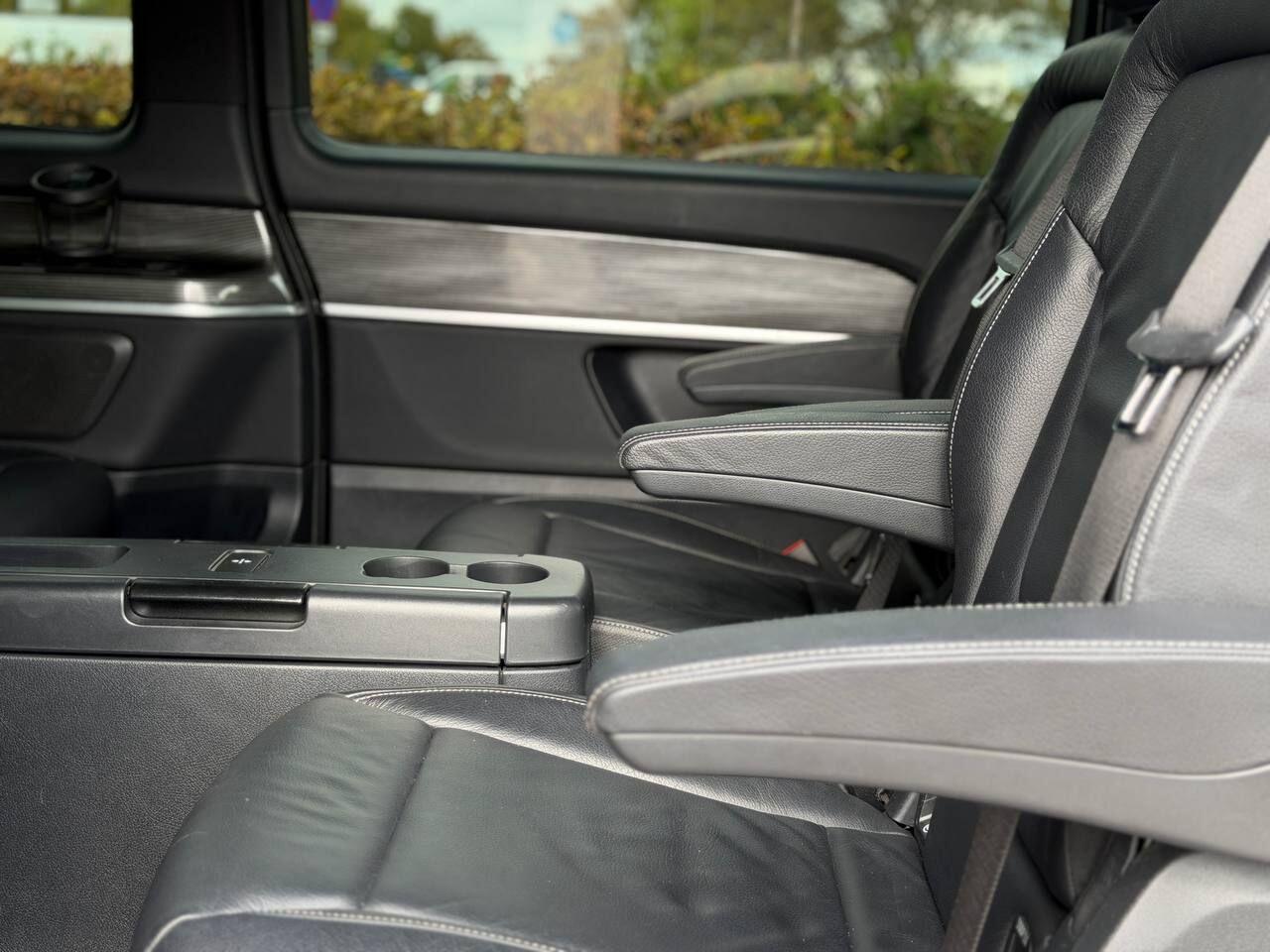 Mercedes-Benz Eqv view 17