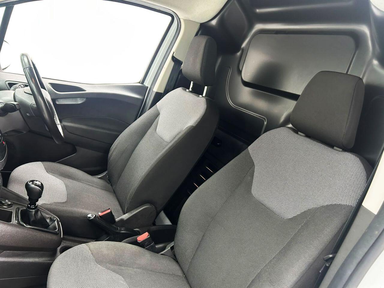Ford Transit Courier view 15