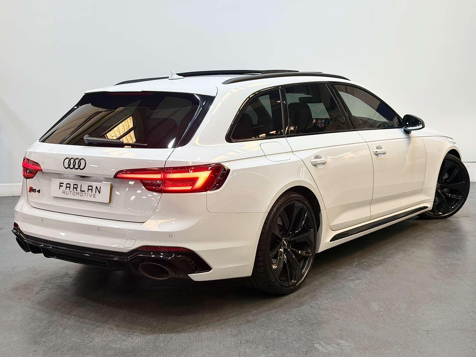 Audi RS4 view 25