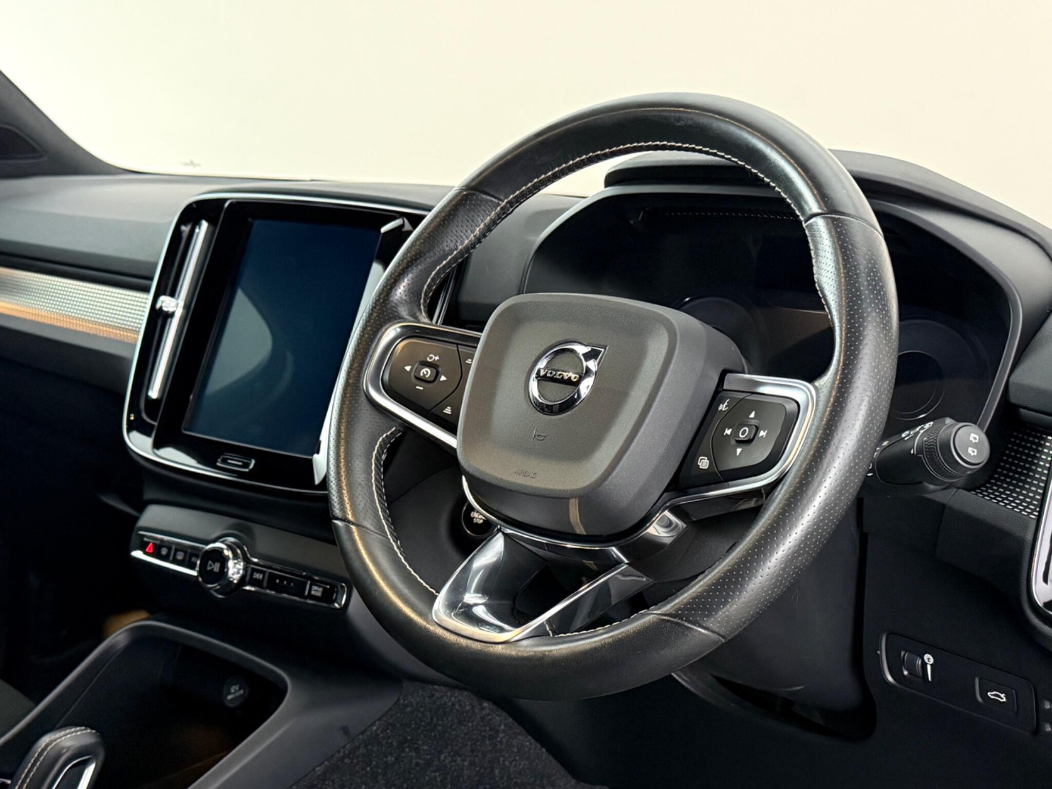 Volvo XC40 view 3