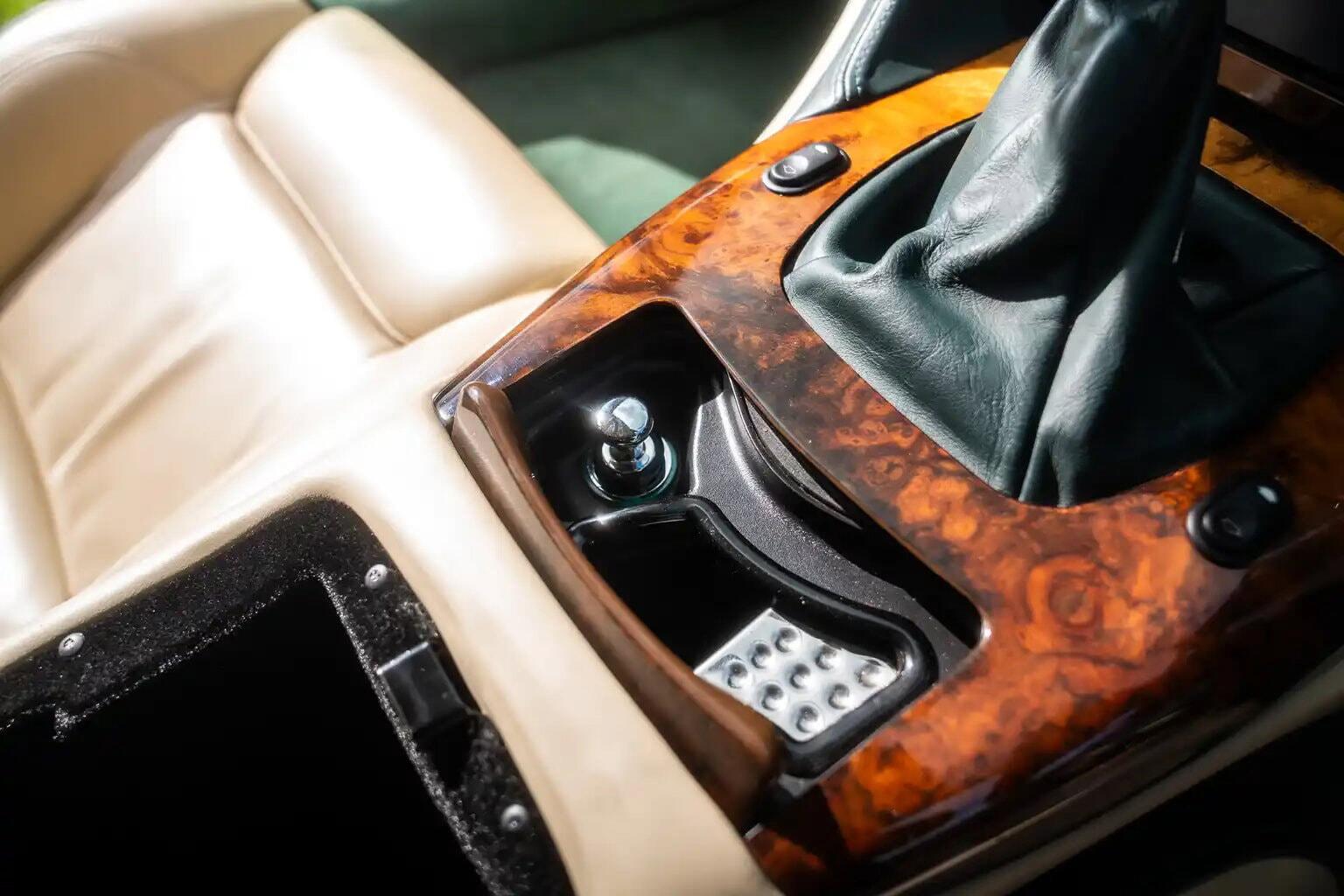 Aston Martin DB7 view 34