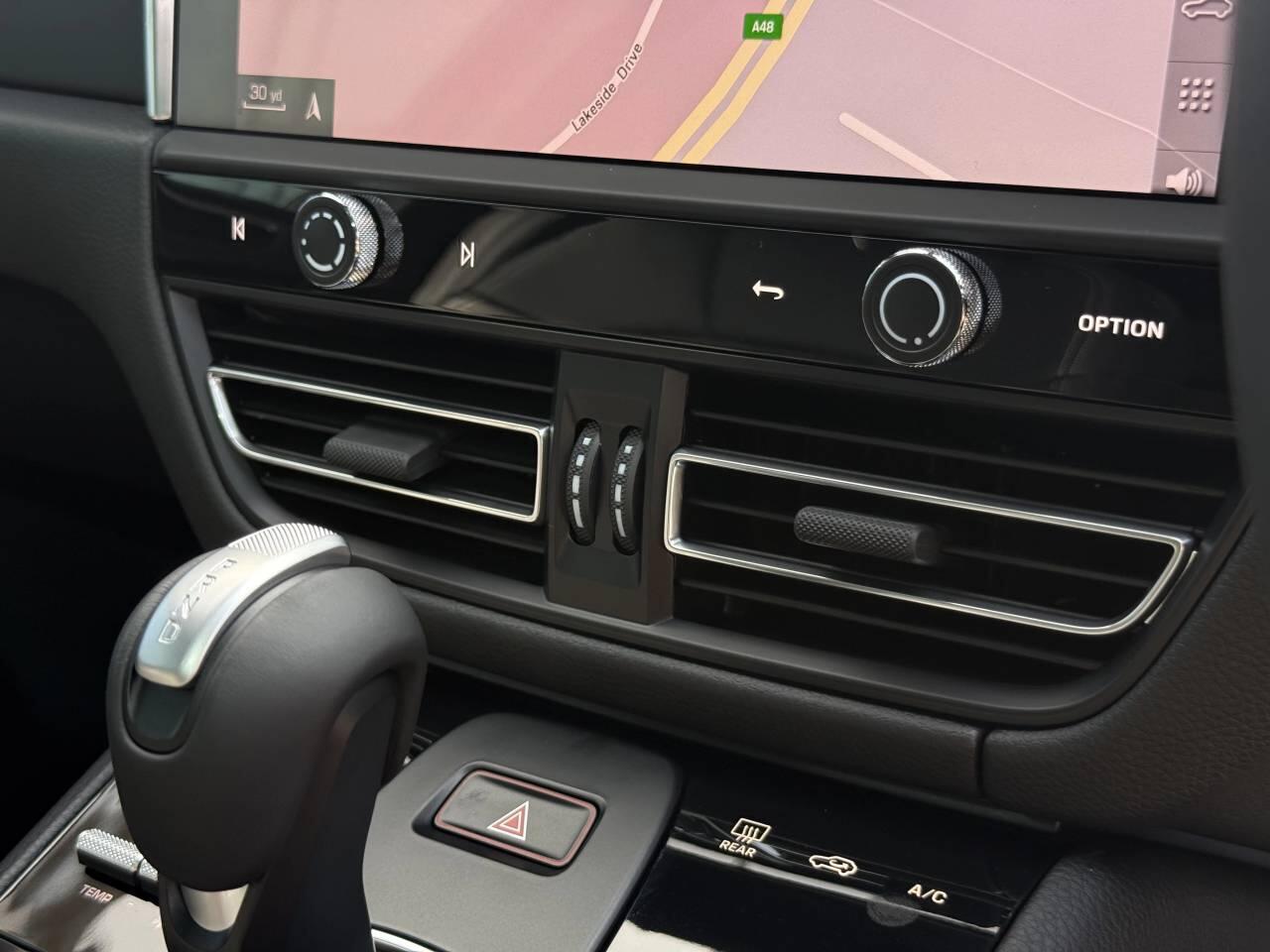 Porsche Macan view 28