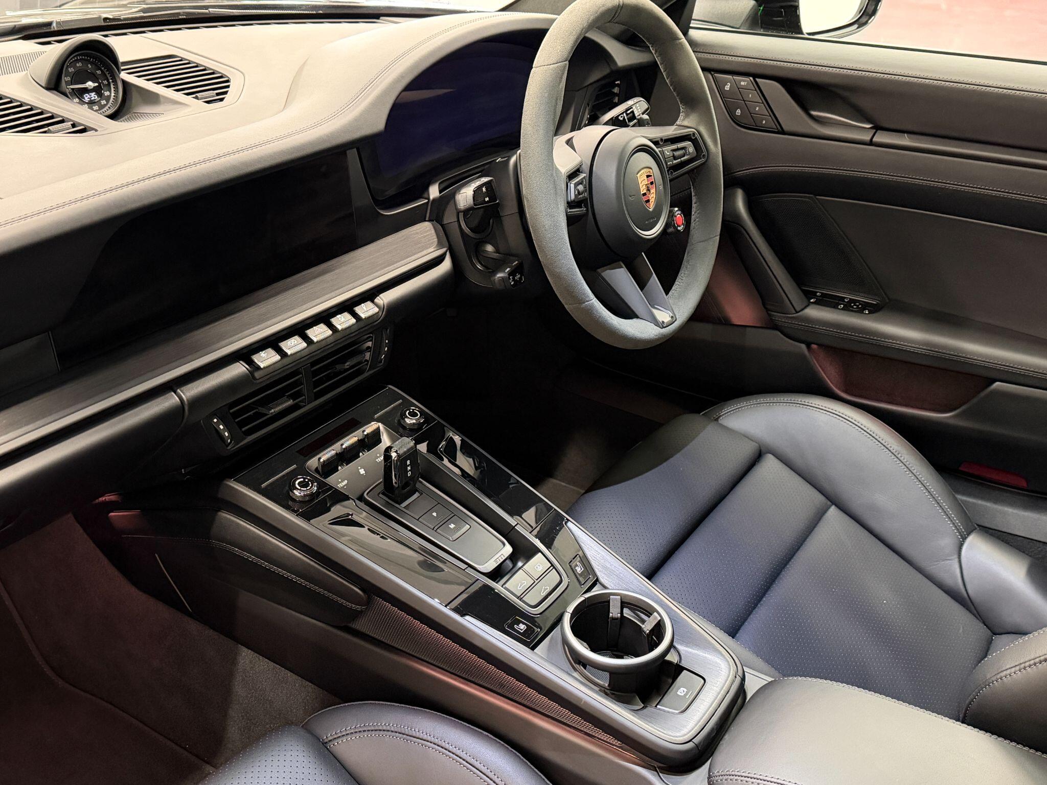 Porsche 911 view 11