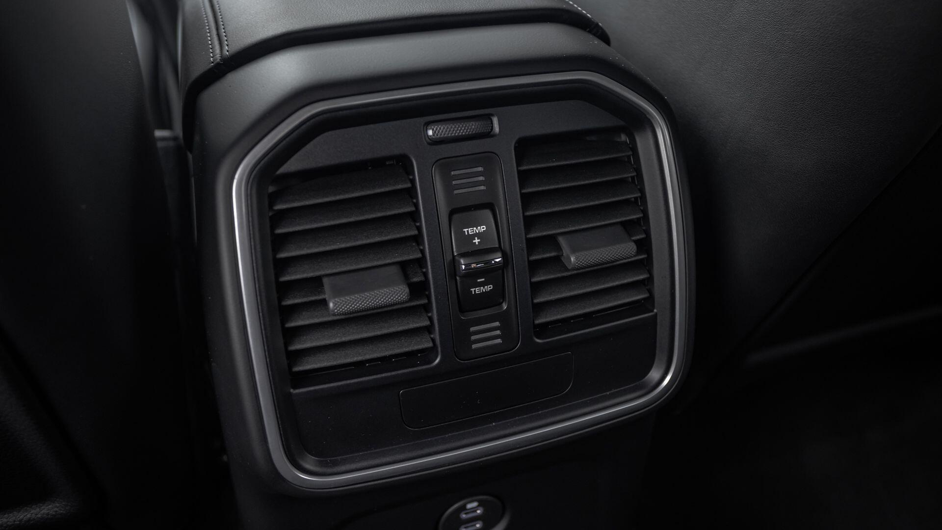 Porsche Macan view 19