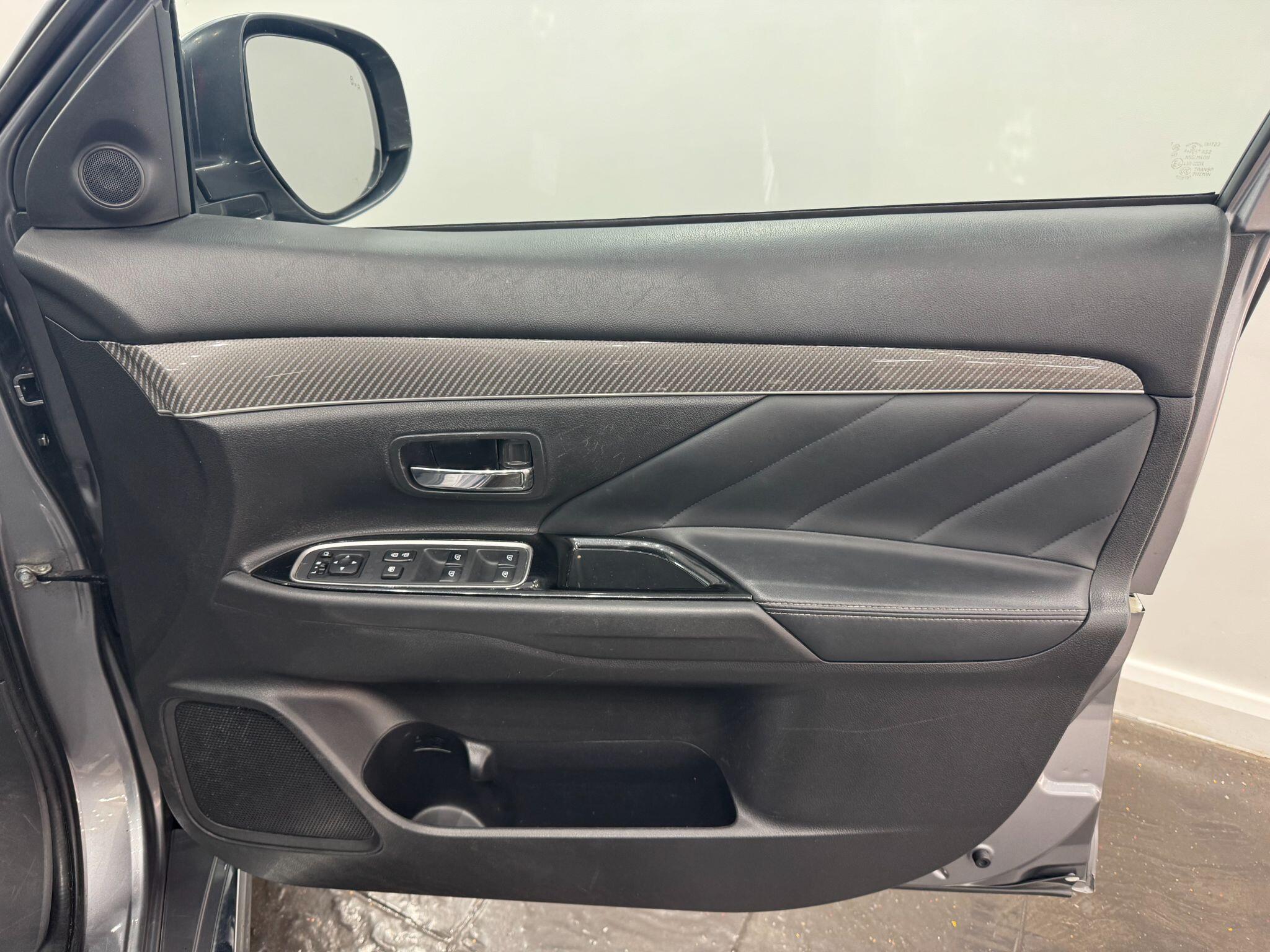 Mitsubishi Outlander view 11
