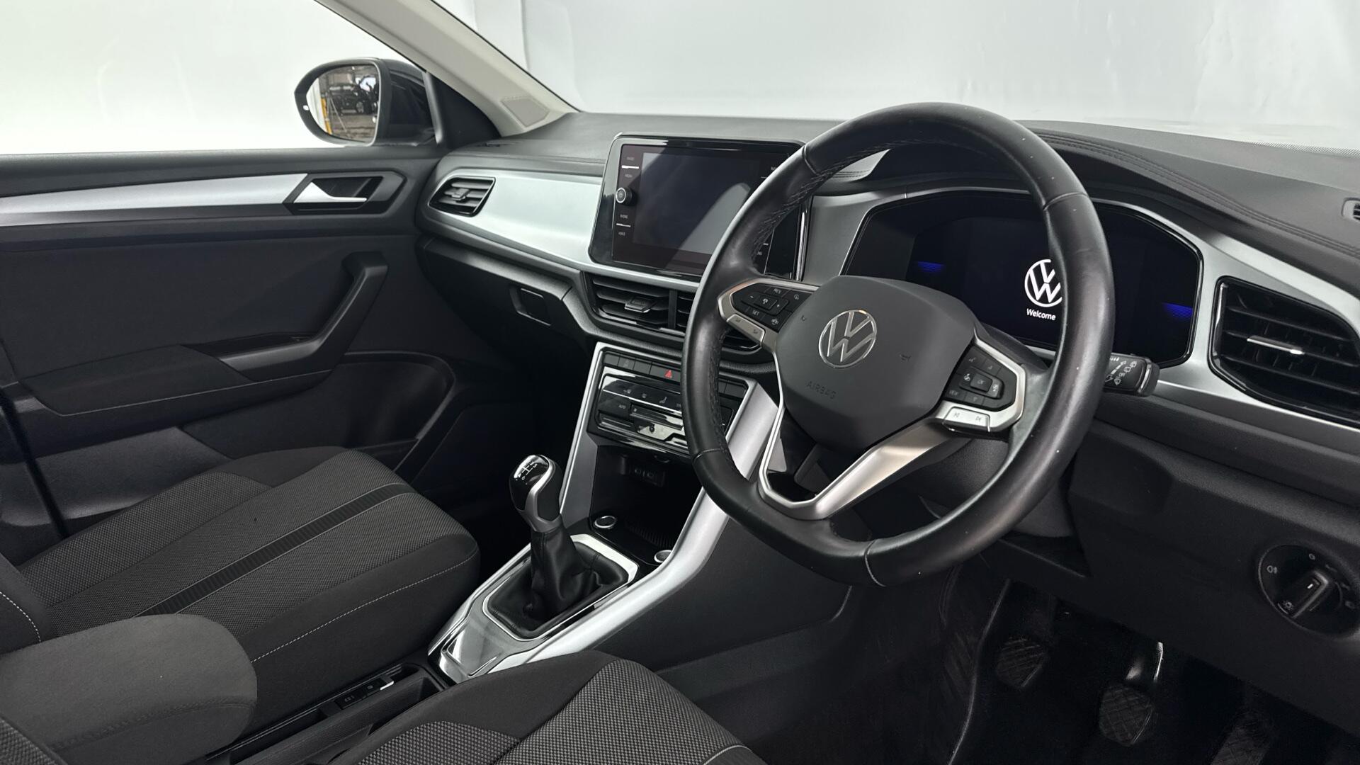 Volkswagen T-Roc view 9