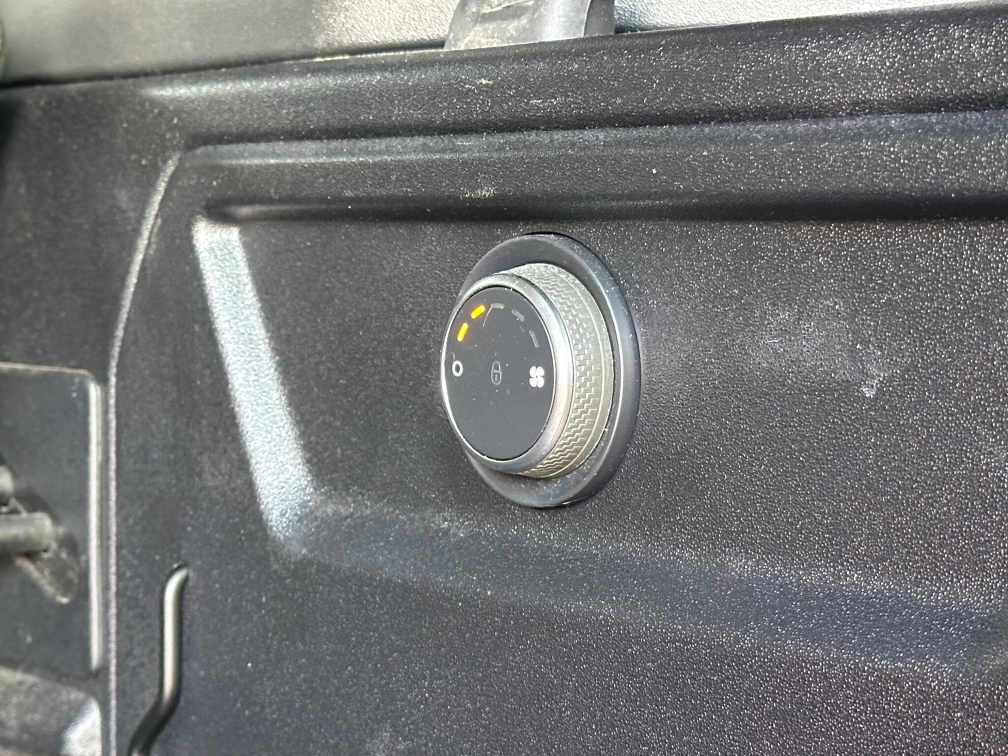 Land Rover Defender 110 view 21