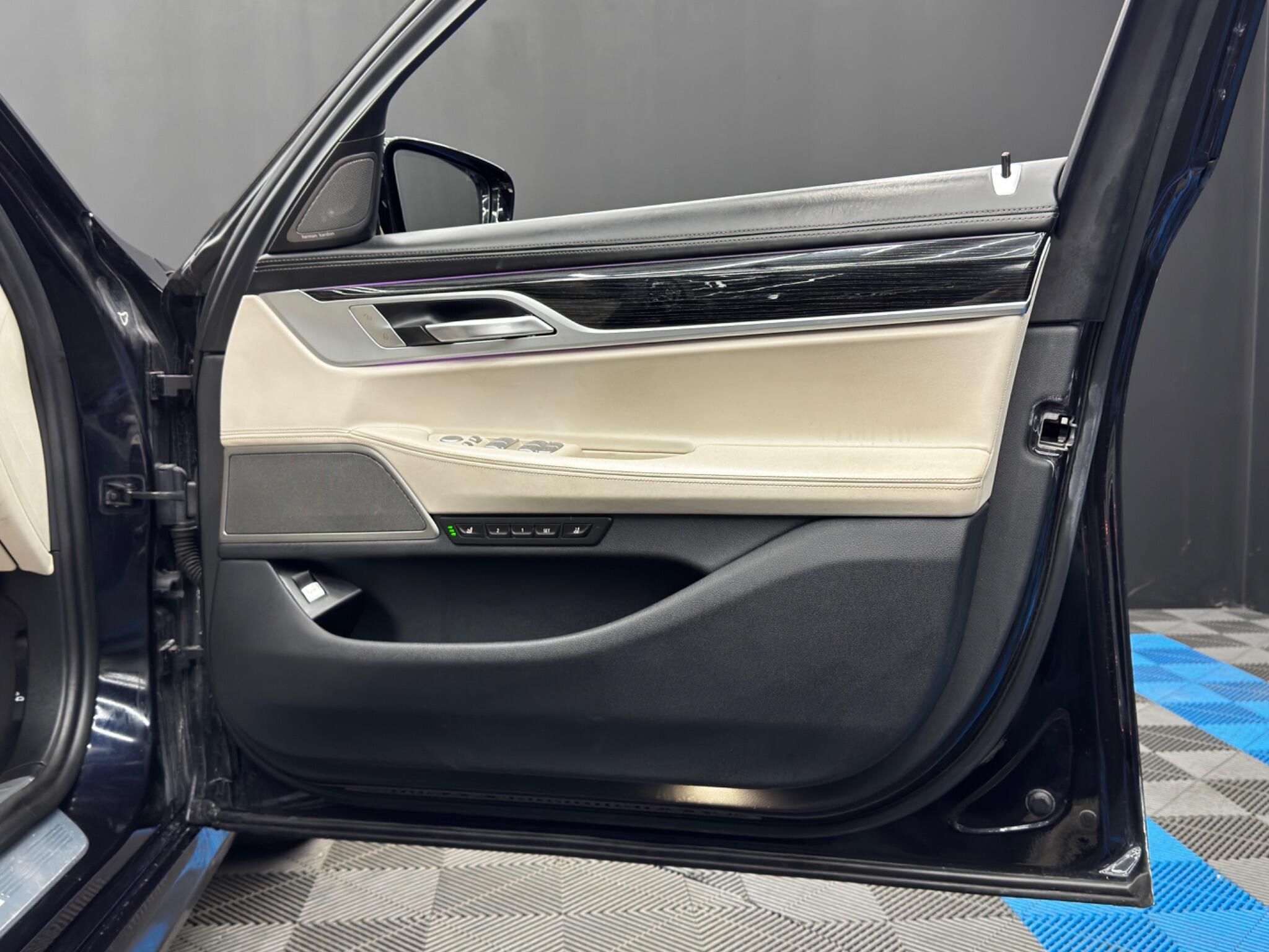 BMW 7 Series view 48