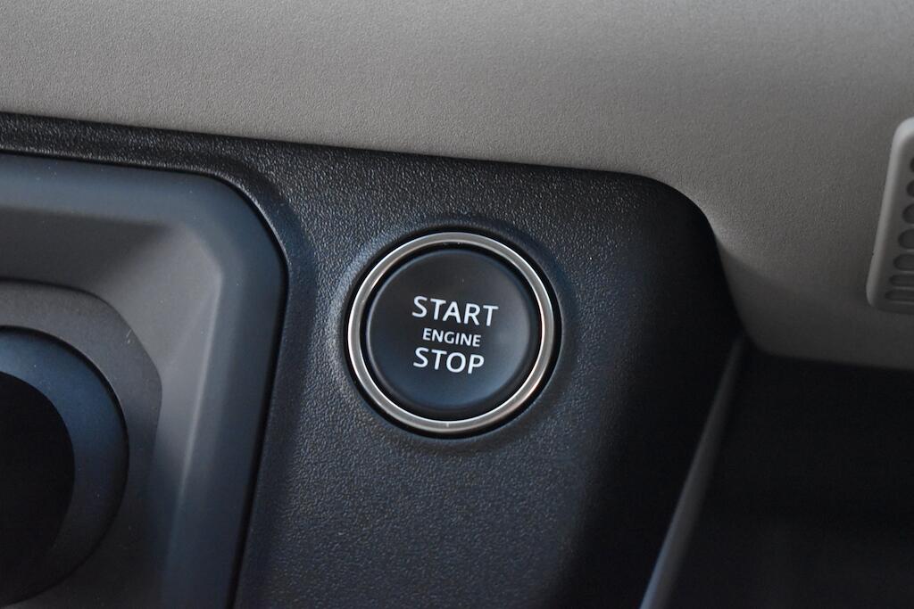 Land Rover Defender view 83