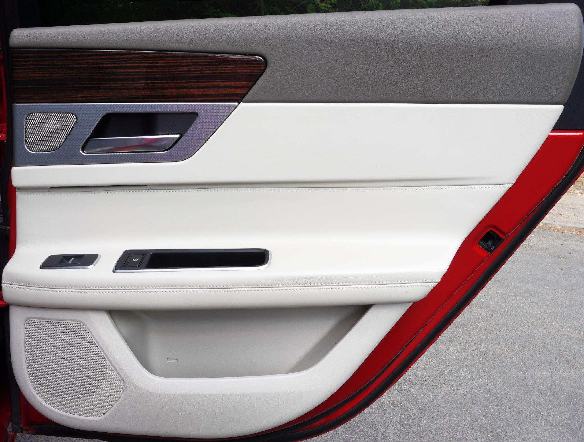 Jaguar XF view 42