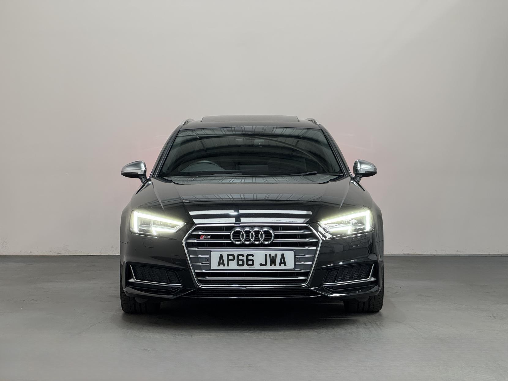 Audi S4 Avant view 5