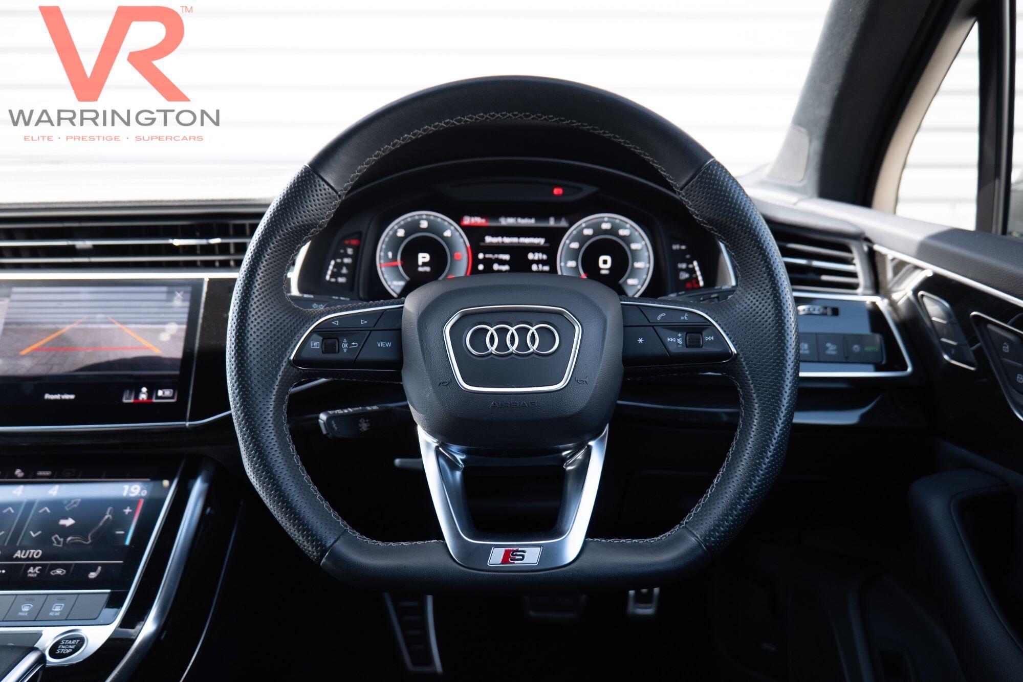 Audi Q7 view 9