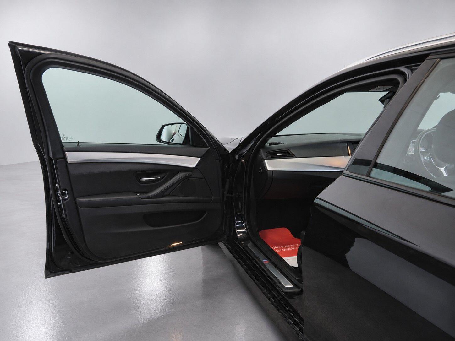BMW 5 Series view 26