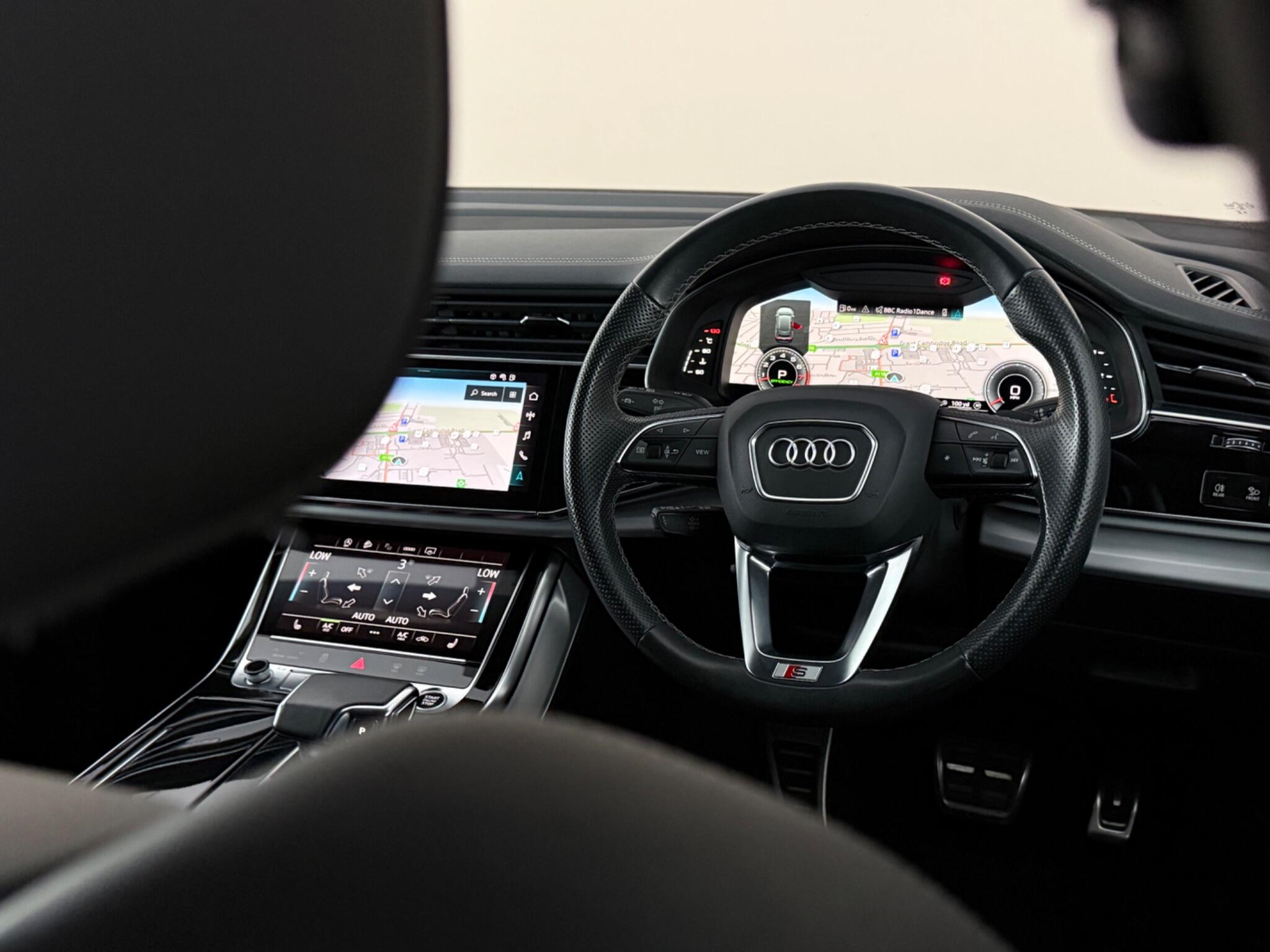 Audi Q8 view 40