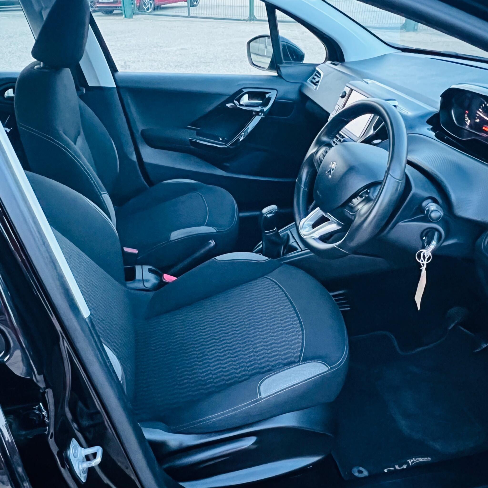 Peugeot 208 view 11