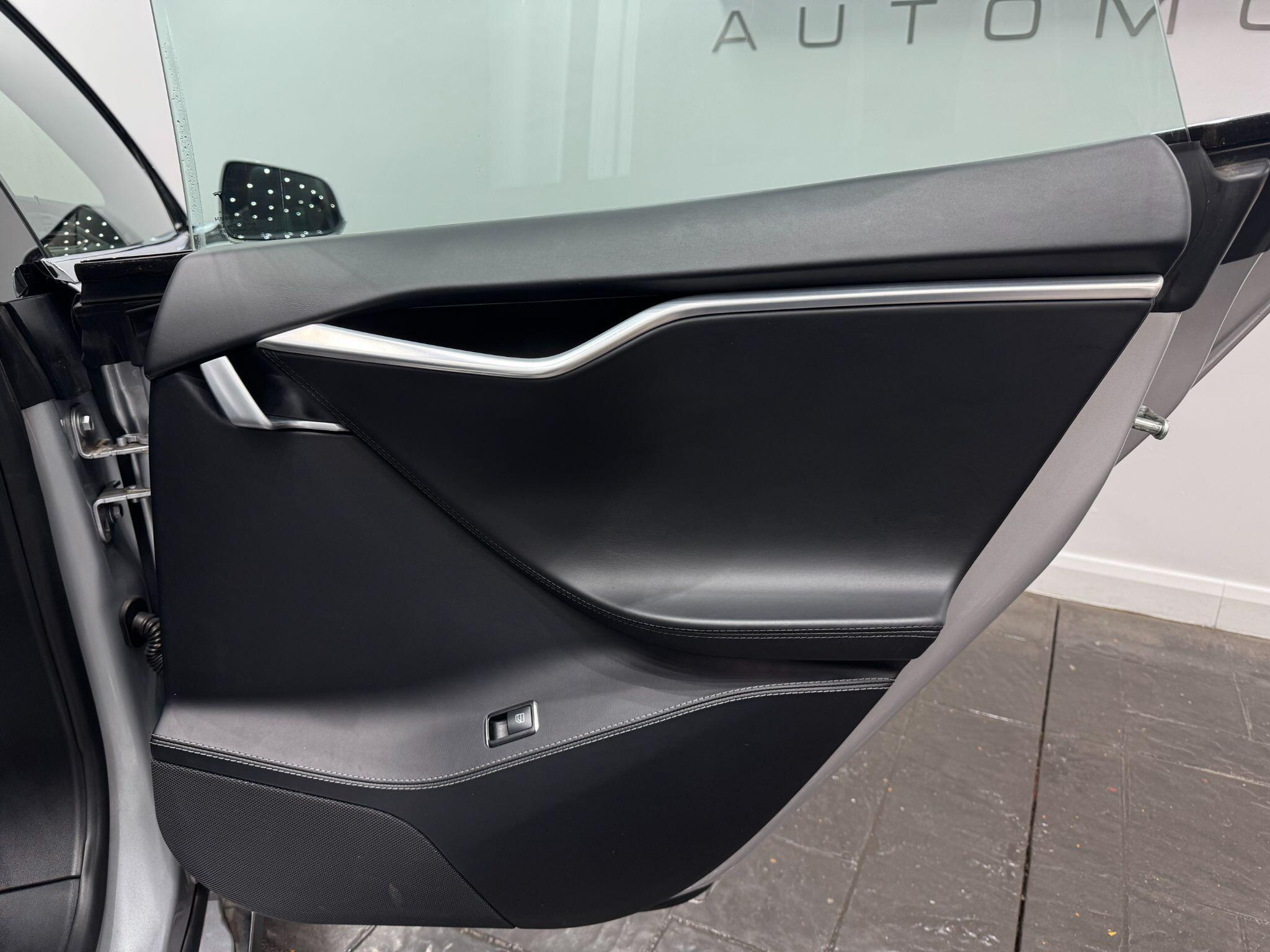 Tesla Model S view 39