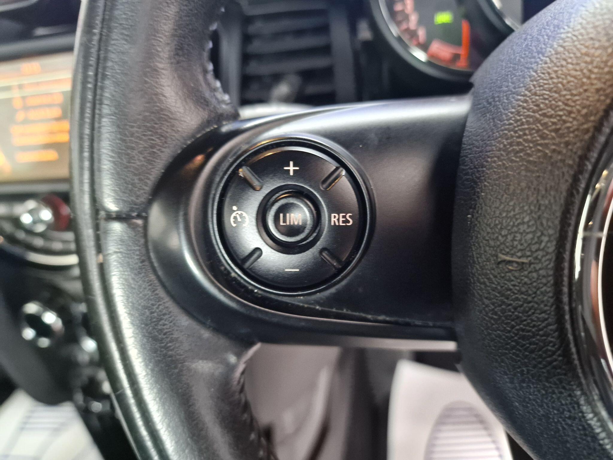 2015 MINI Hatch image 16