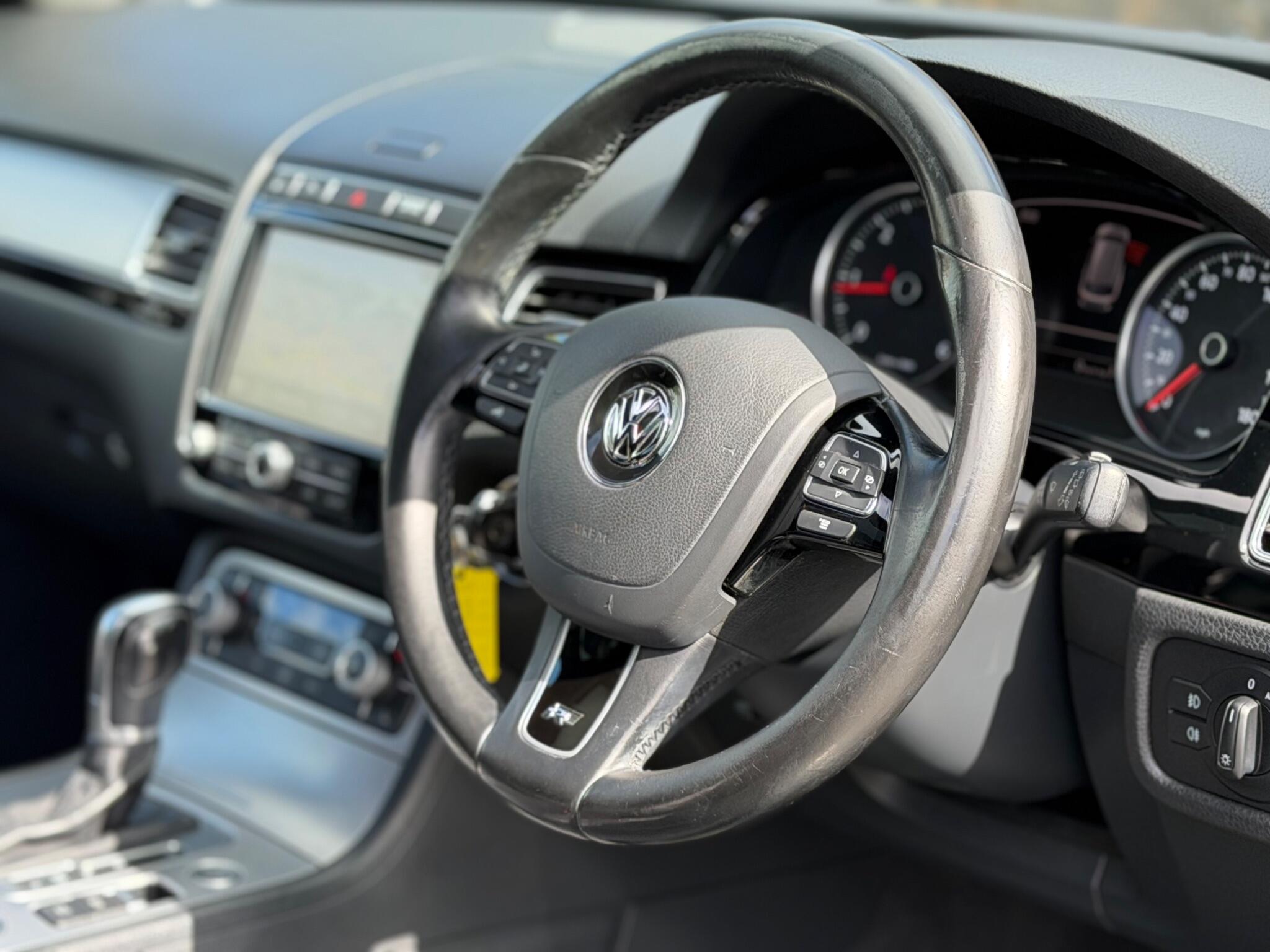Volkswagen Touareg view 14