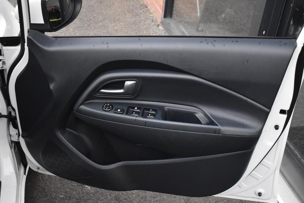 Kia Rio view 28