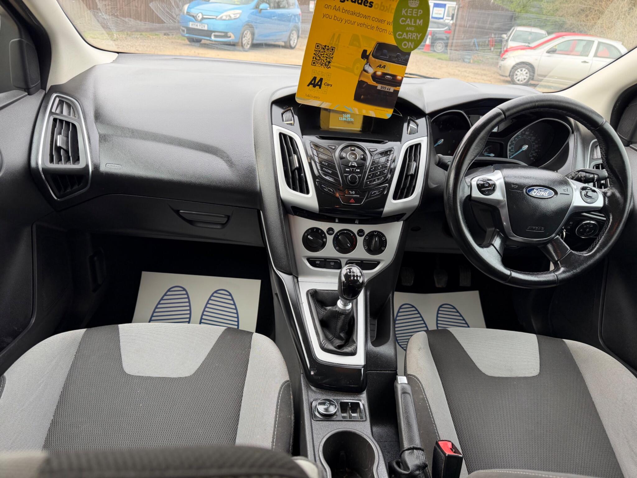 2014 Ford Focus 1.6 TDCi Zetec Euro 5 (s/s) 5dr image 14