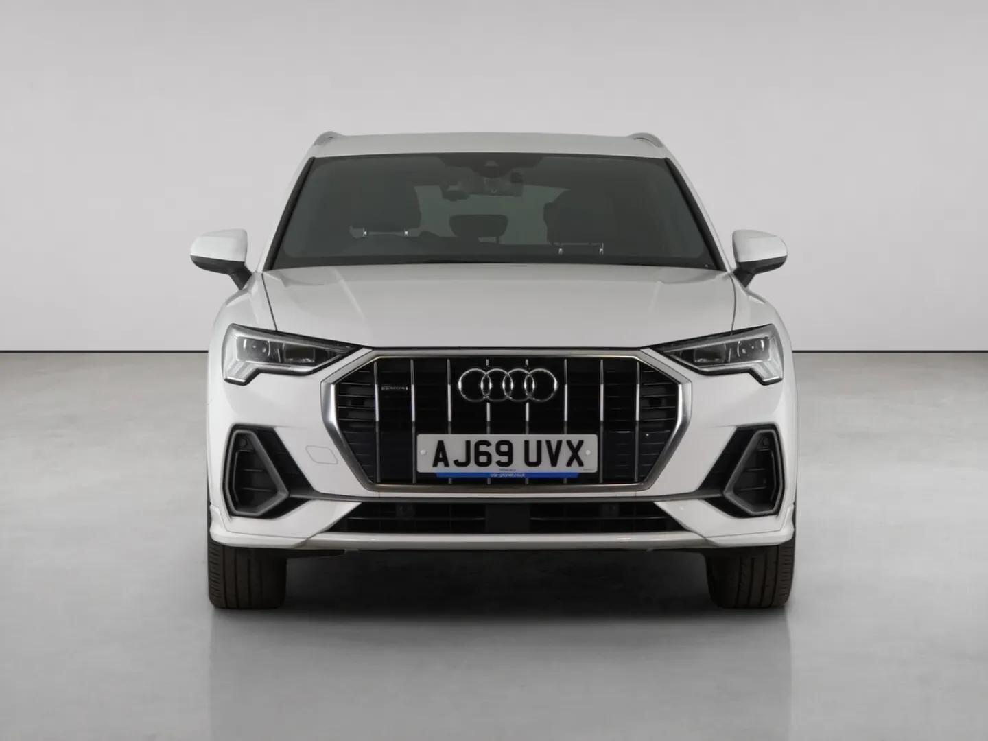 Audi Q3 view 5