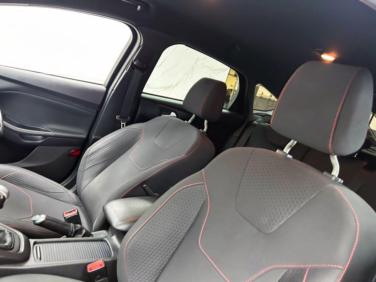 Ford Focus view 13