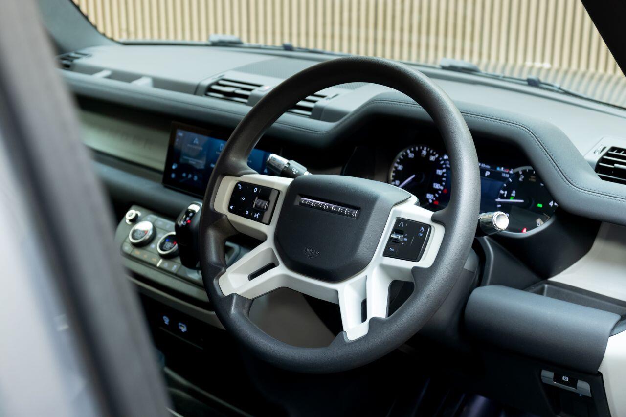 Land Rover Defender 110 view 20