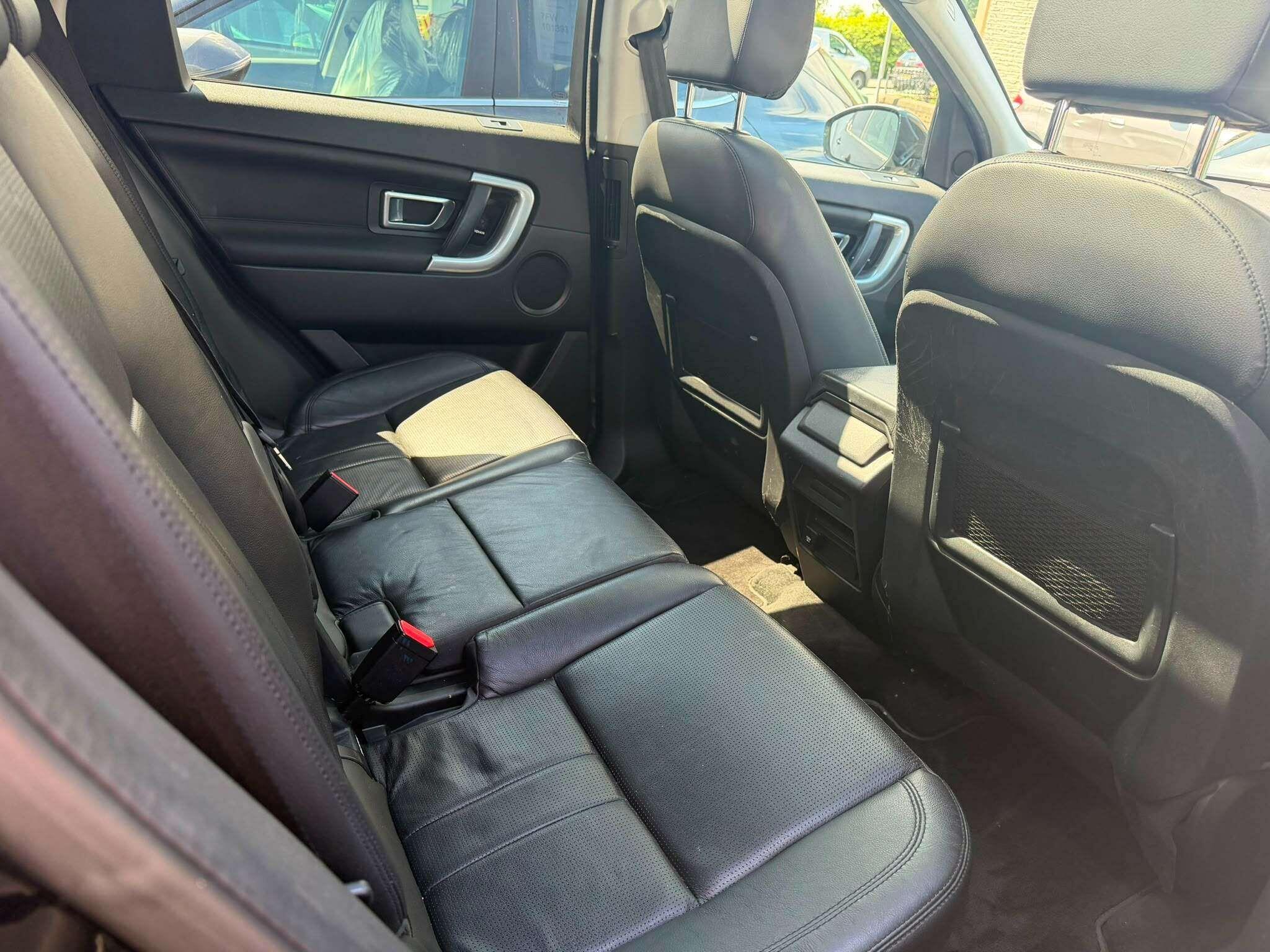 Land Rover Discovery Sport view 5