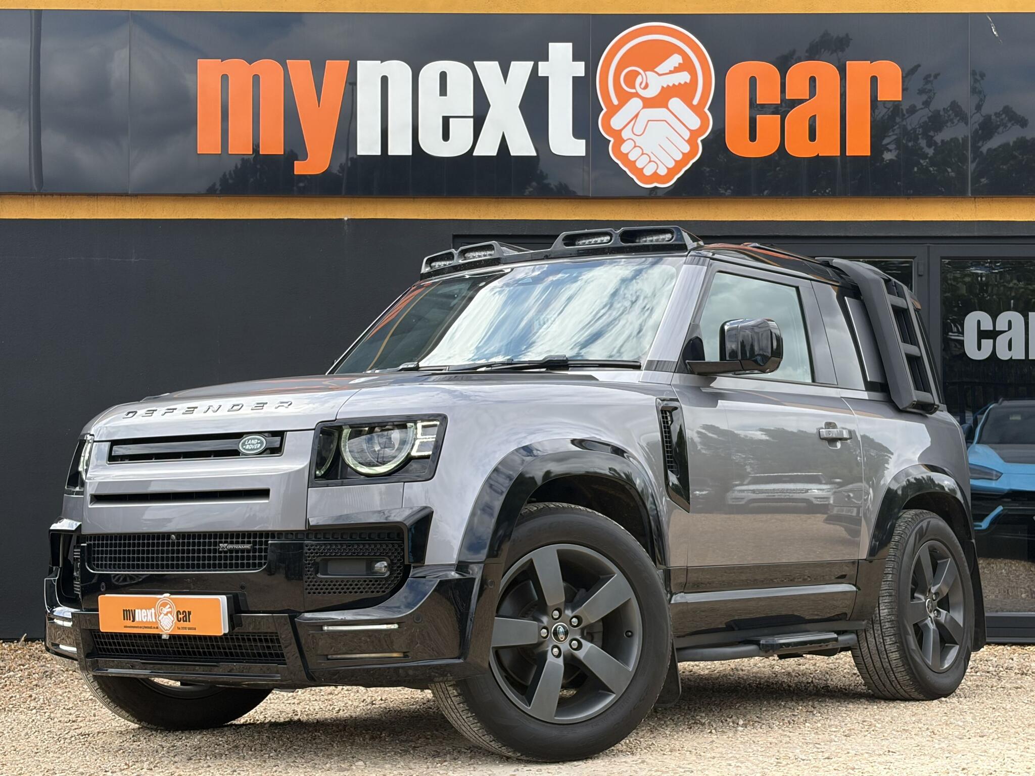 Land Rover Defender 90 view 3