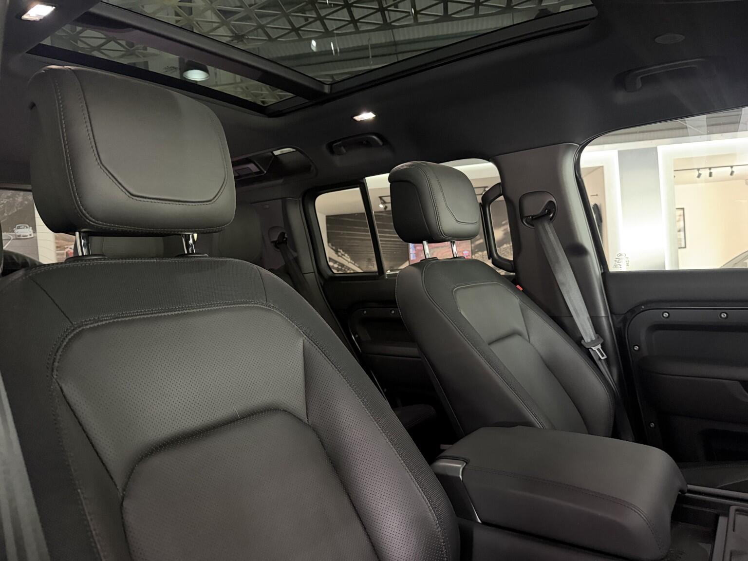 Land Rover Defender 110 view 42