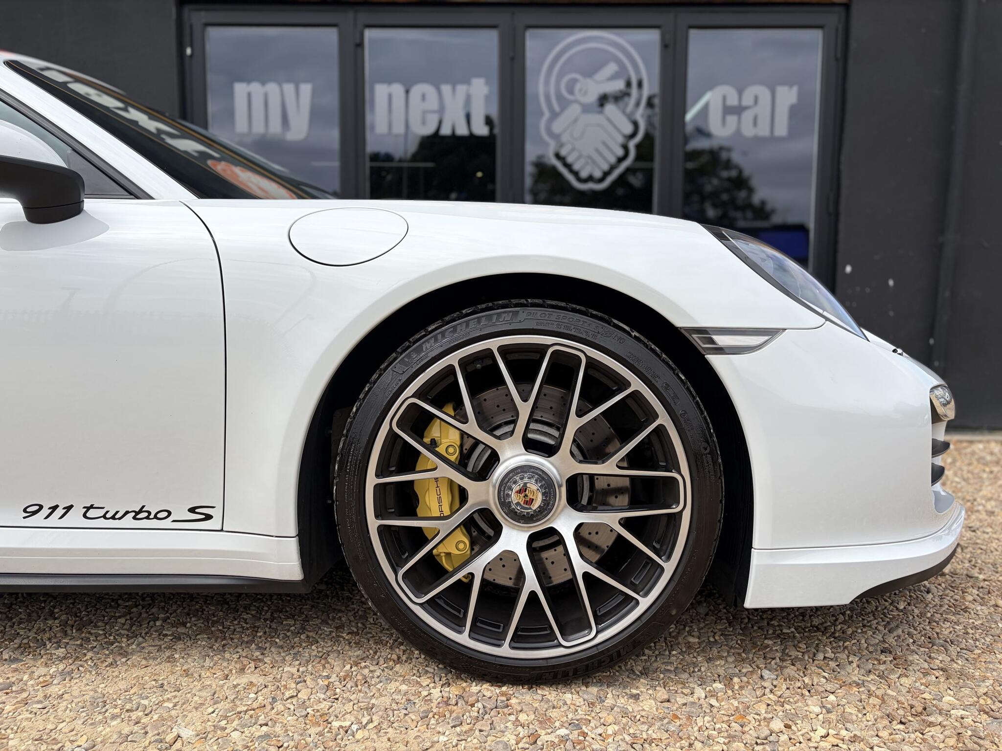 Porsche 911 view 19
