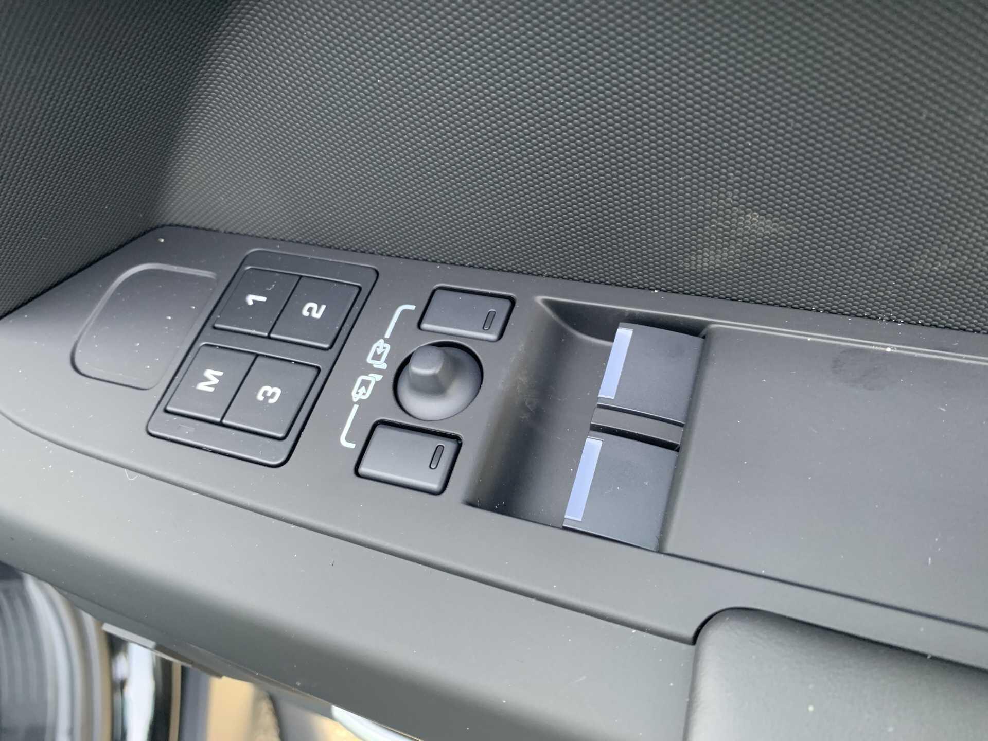 Land Rover Defender view 23