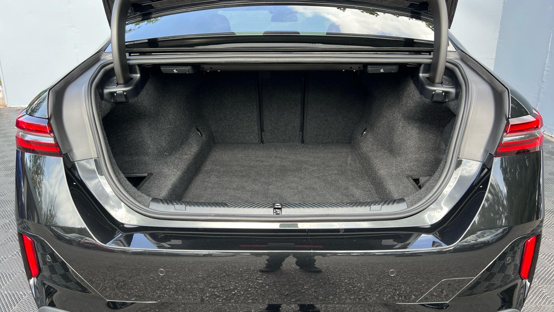 BMW 5 Series view 13
