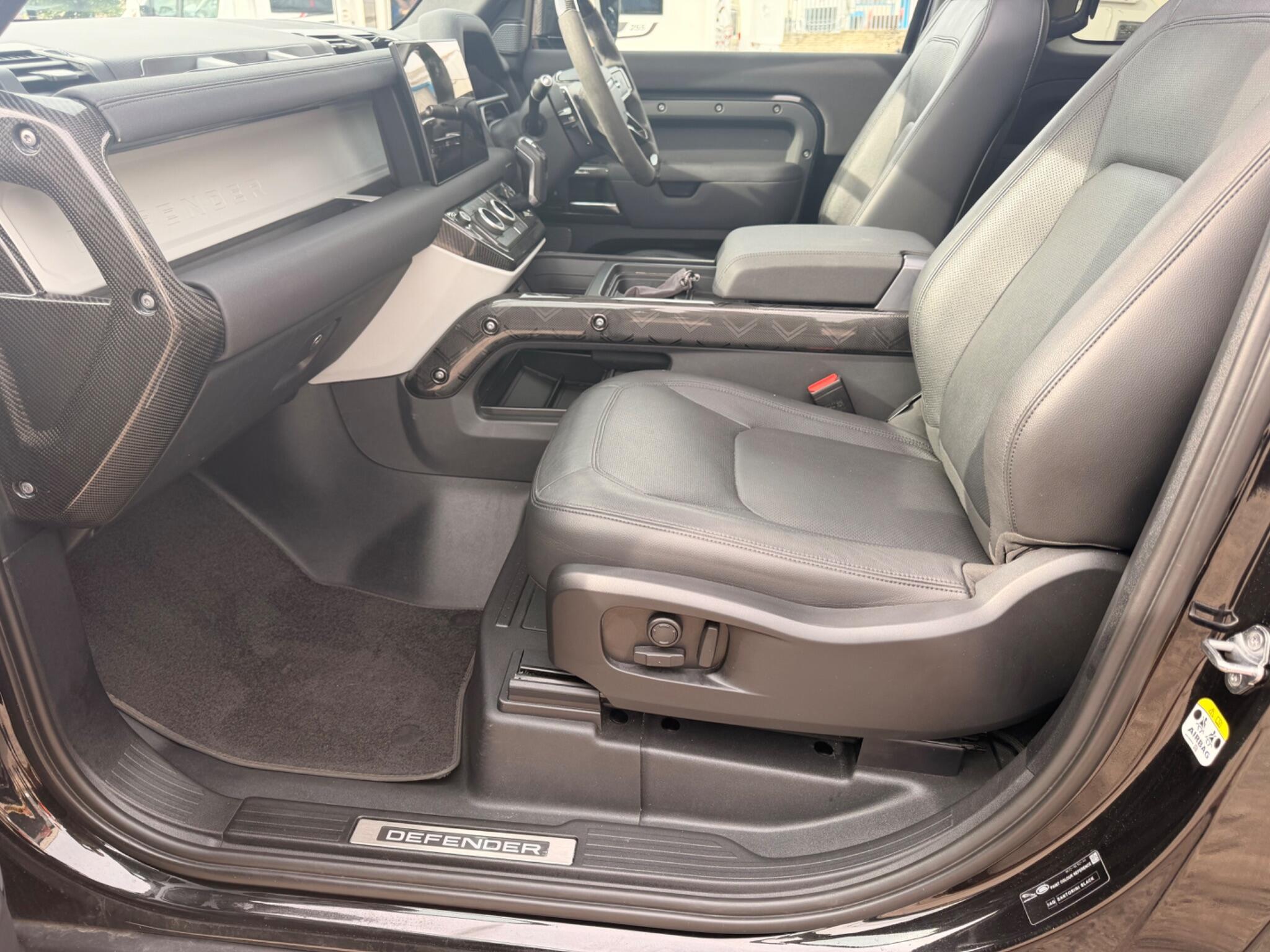 Land Rover Defender view 33