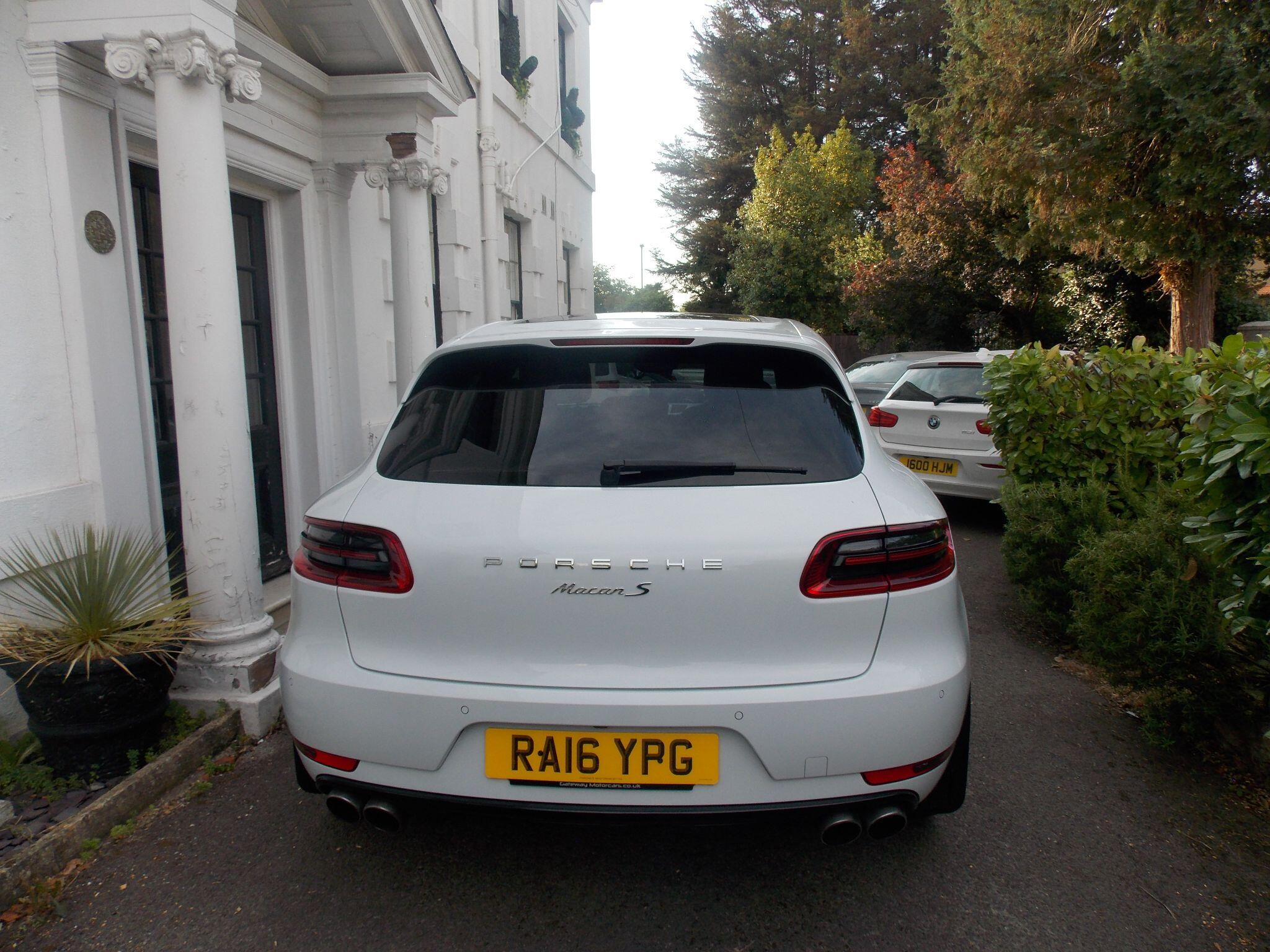 Porsche Macan view 8