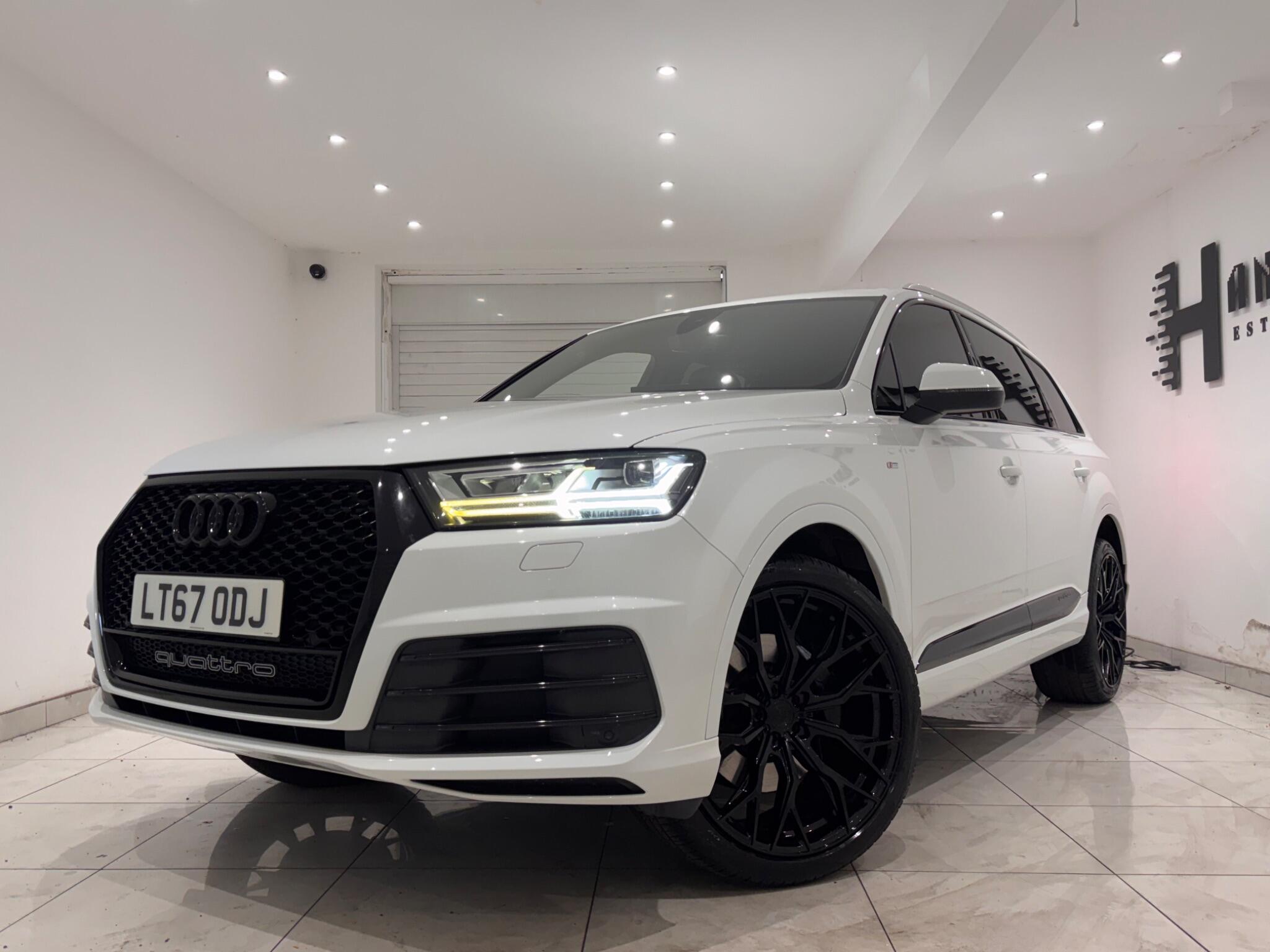 Audi Q7 view 4