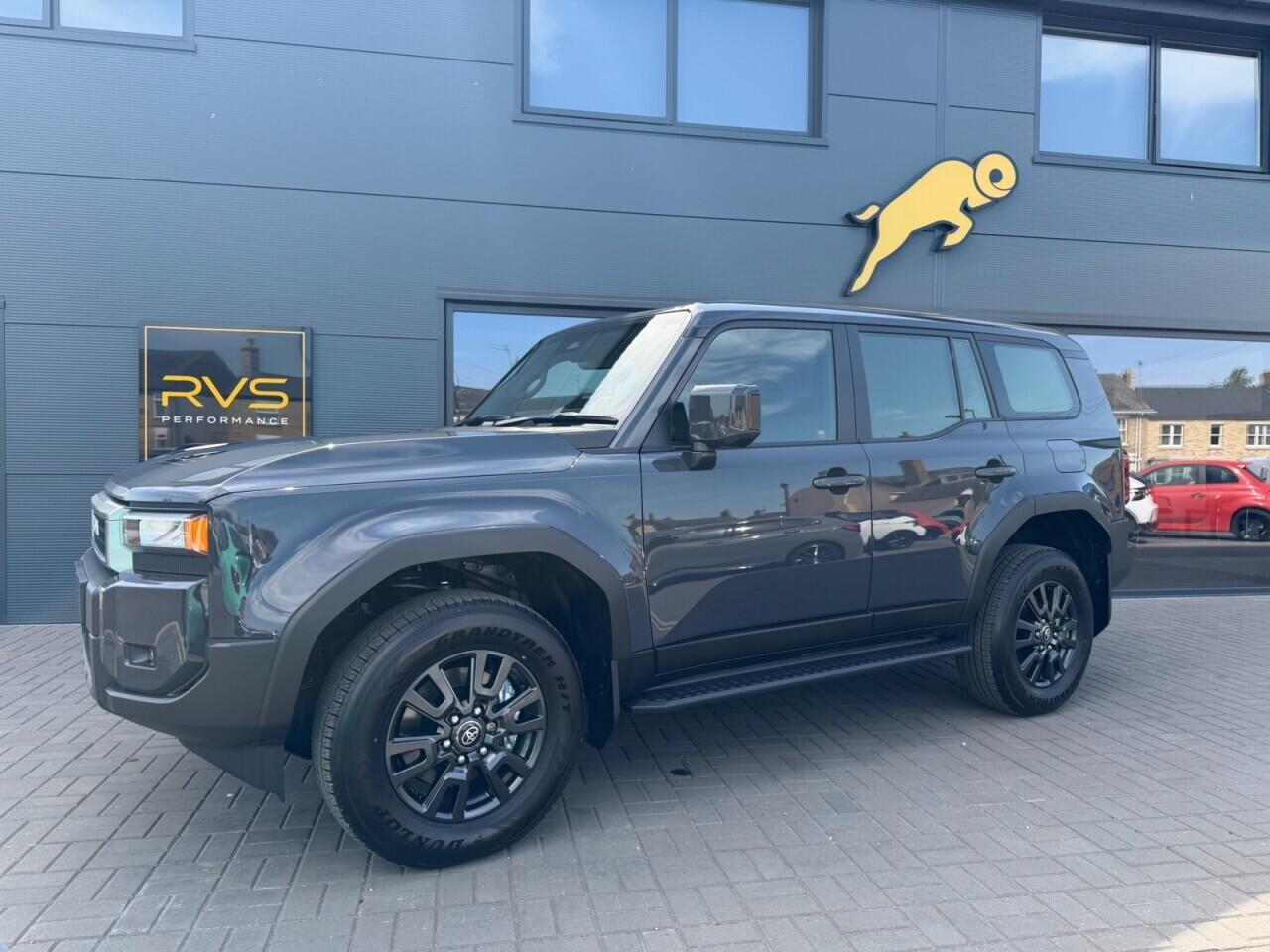 Toyota Land Cruiser view 4
