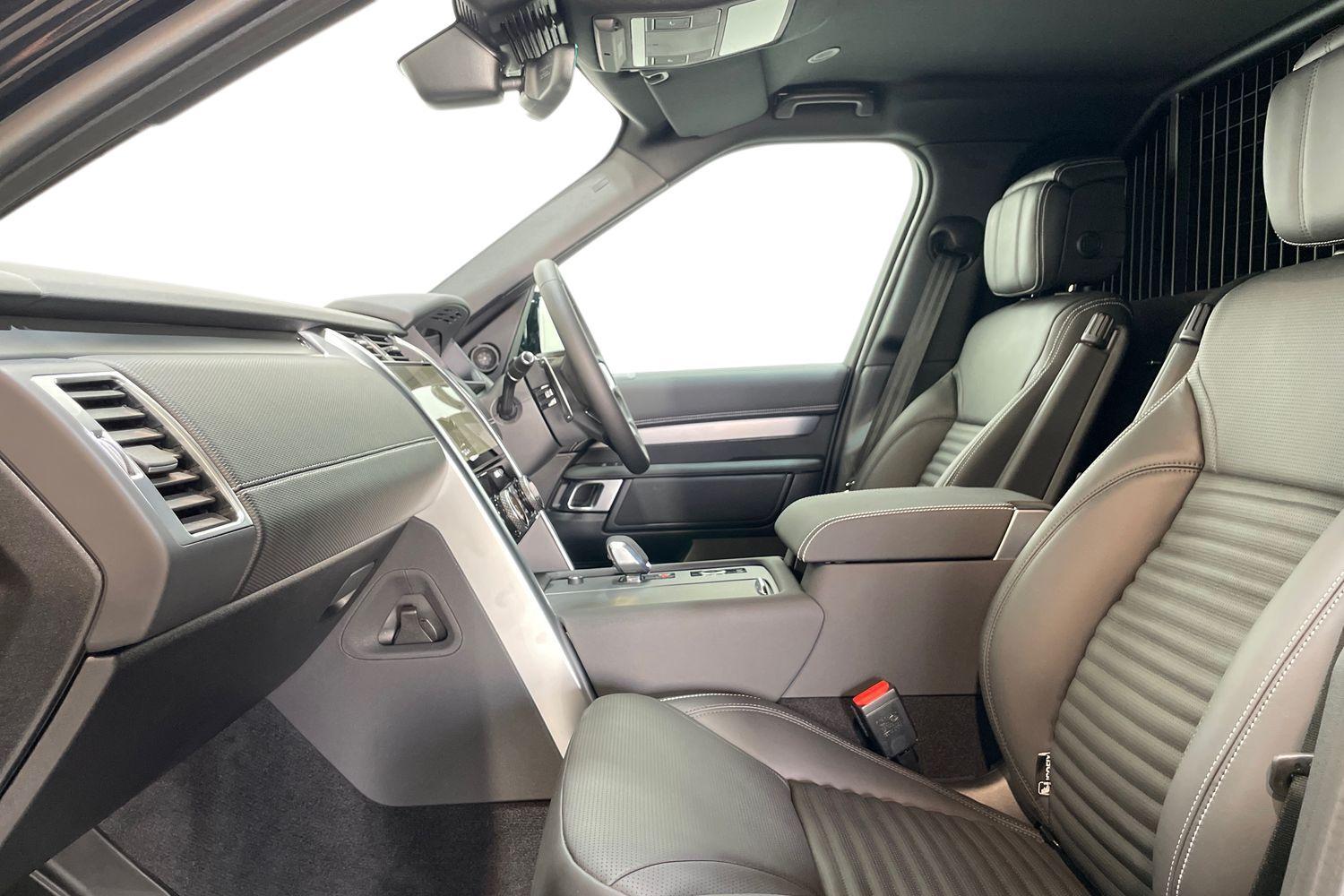 Land Rover Discovery view 3
