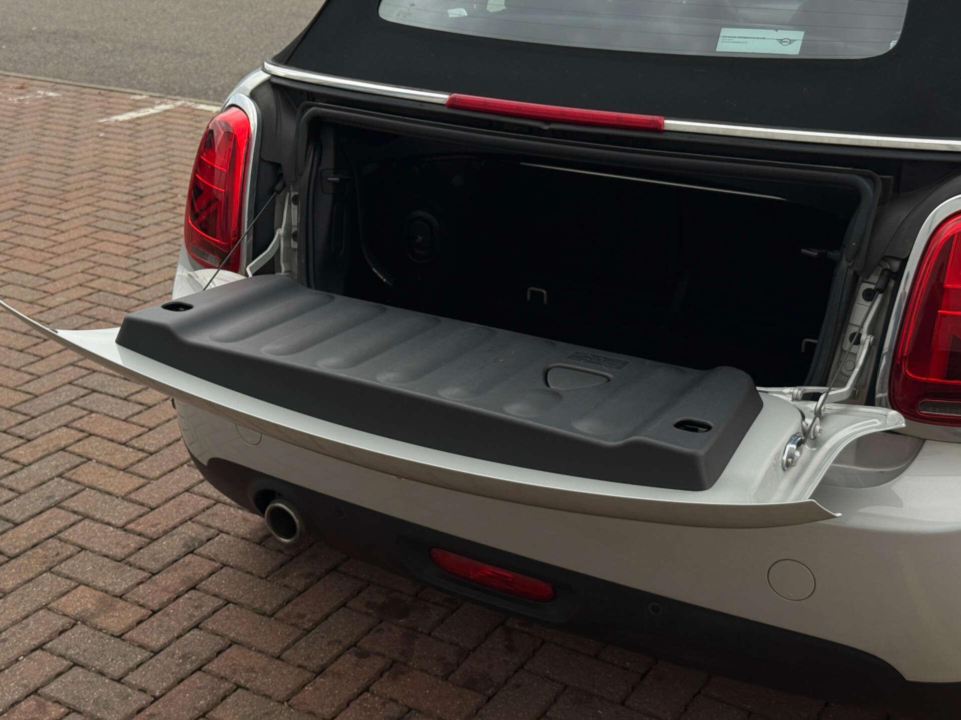 Mini Convertible view 29