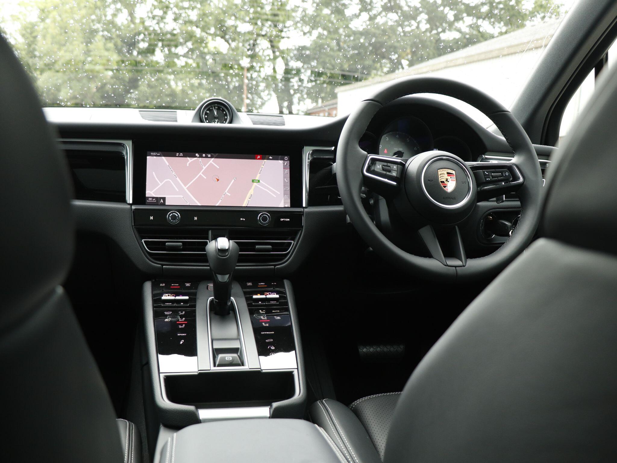 Porsche Macan view 12