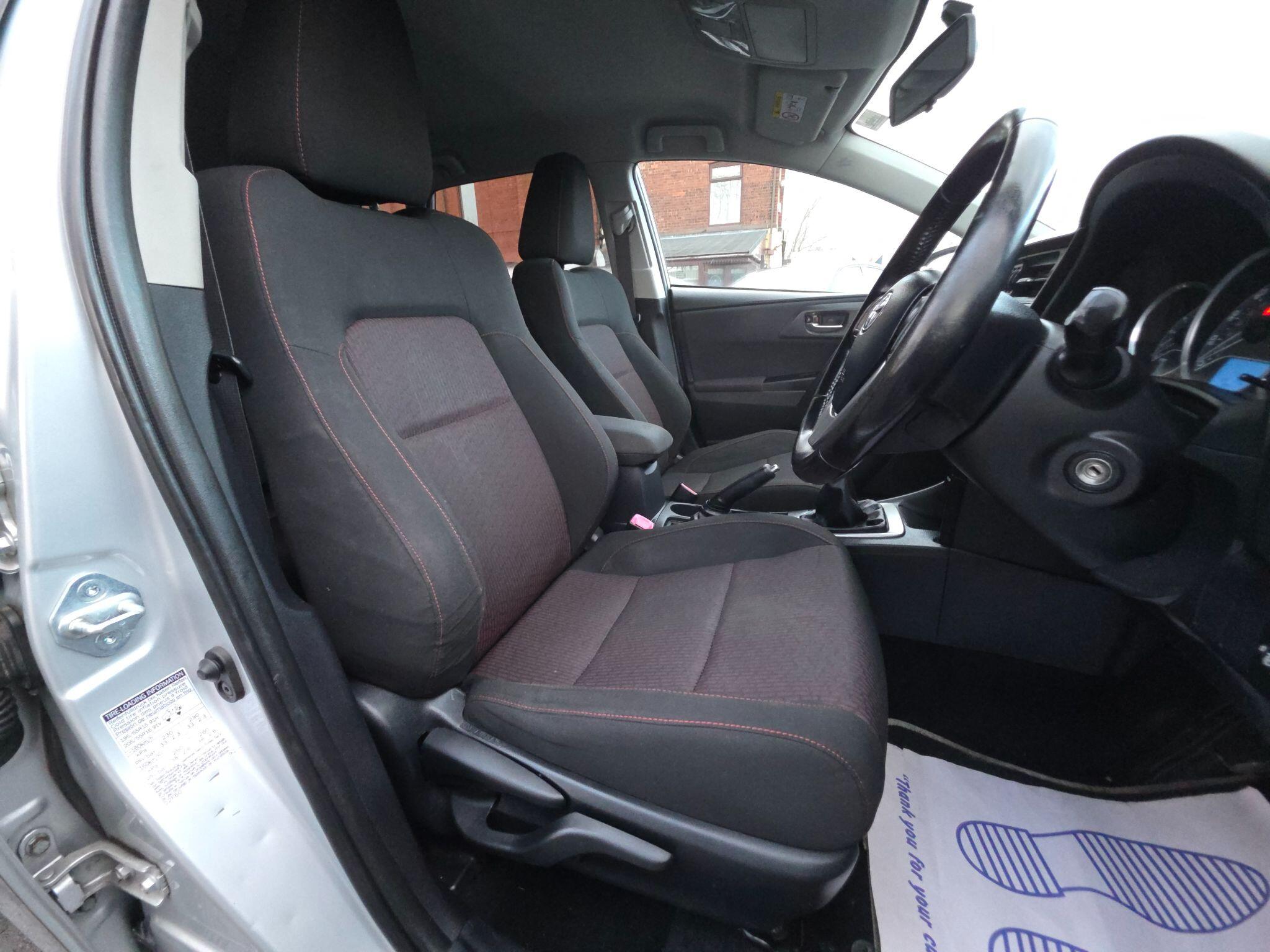 2013 Toyota Auris image 18
