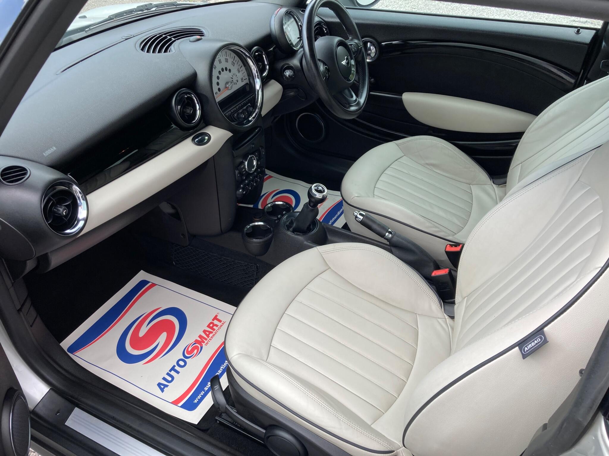 2011 MINI Hatch image 19