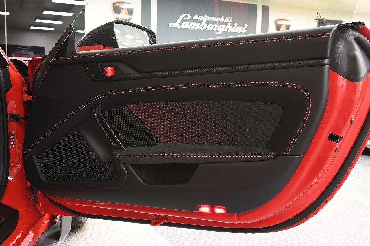 Porsche 911 view 32