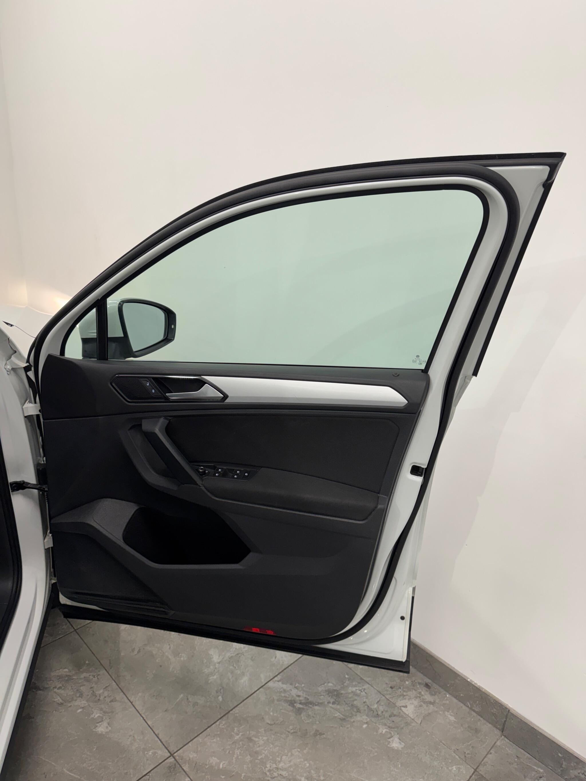 Volkswagen Tiguan view 12