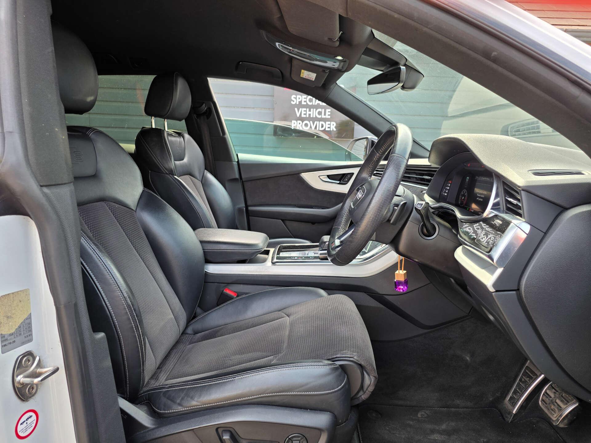 Audi Q8 view 24